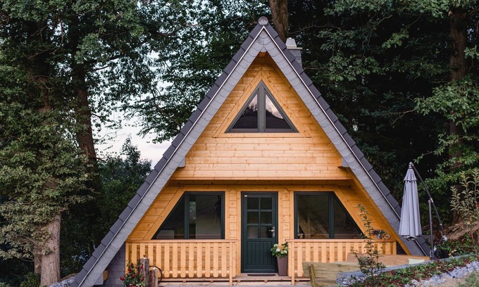 Eslohe House | Vacation Home "Log Cabin 1 with Mountain View", Private Terrace and Wi-Fi in the Sauerland