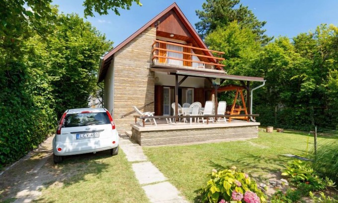Balatonfenyves House | Vacation home Merlin by Interhome
