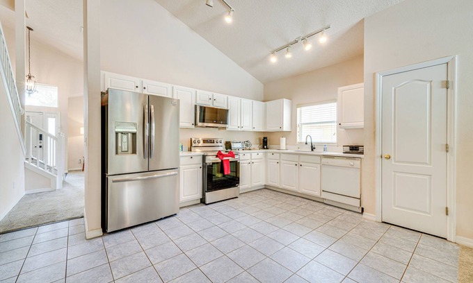 Sandy Ridge House | Vacation Home w/Private Pool ~ 11 Mi to Disney!