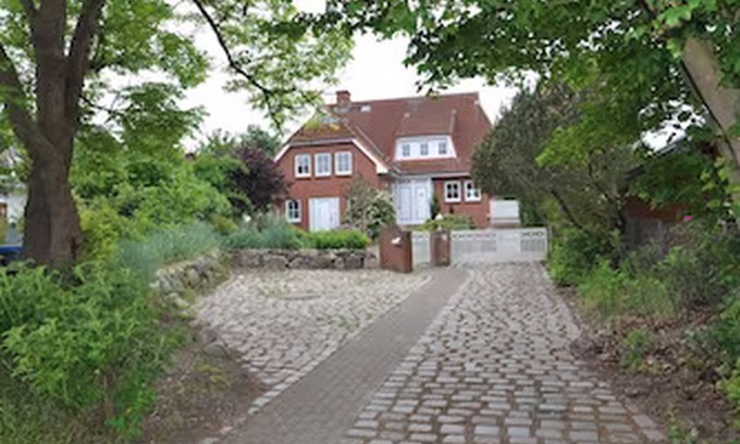 Brodten Apartment | Vacation home, walking distance to the Baltic Sea, garden, quiet location, WLAN, 2 separate app.