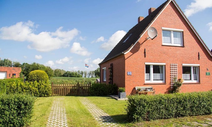 Krummhoern House | Vacation home with large fenced plot directly on the canal
