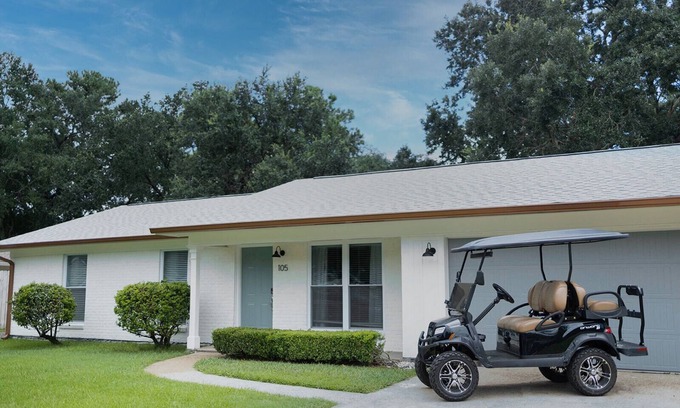 Ocean Springs House | Vacation on Vista close to beach & downtown Ocean Springs! Includes golf cart!
