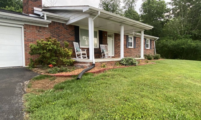 Monticello House | Vacation rental in quiet neighborhood 6 miles to Lake Cumberland!