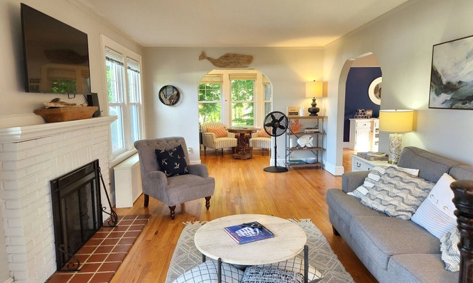 New London House | Vacation Starts Now! Pet friendly, beach fun 5 min away!