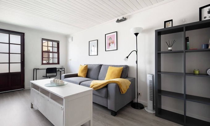 Las Arenas Apartment | Vacation Studio 'Actors' with Mountain View, Private Terrace and Wi-Fi