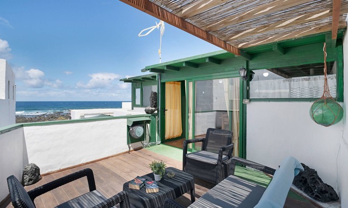 El Golfo Apartment | Vacation Studio 'La Chalanita' with Sea View, Private Terrace and Wi-Fi