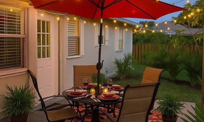 Sebastian Highlands House | Vacation Vibes! Close to beaches, pools, walk to golf and waterfront bars.