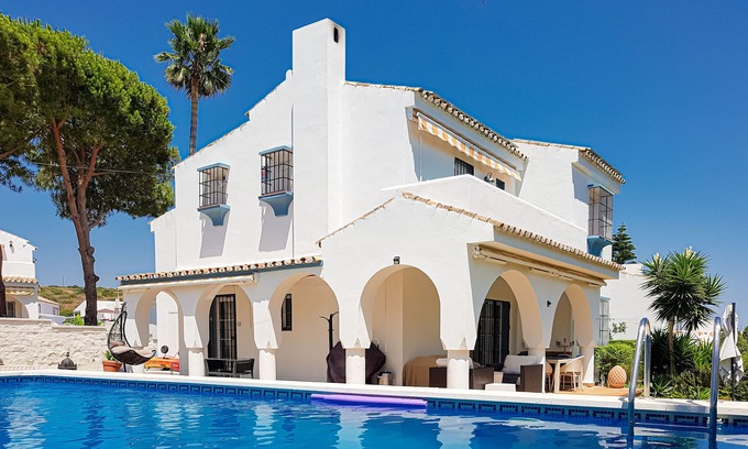 La Gaspara House | Vacation villa for a family of 5, private garden and pool