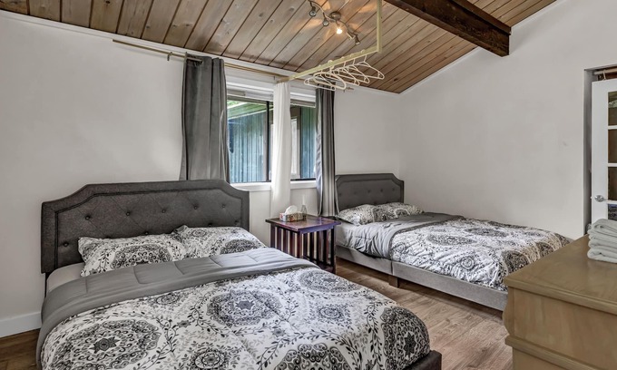 Langley House | Vacation3BDR Rustic Looking Rancher with Indoor/Outdoor Wood Fire and lawn.