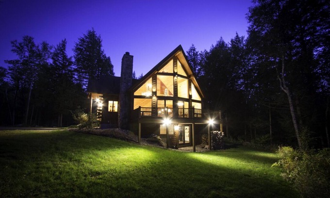 Sunday River Area House | Vail Log Cabin - Large Custom Log Home. Spacious, family-friendly and close to Sunday River