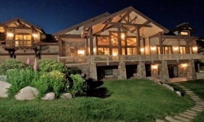 Edwards House | Vail Valley Custom Home- 6 bd, 5.5 ba, 6,300 sq ft. Gorgeous views and location!