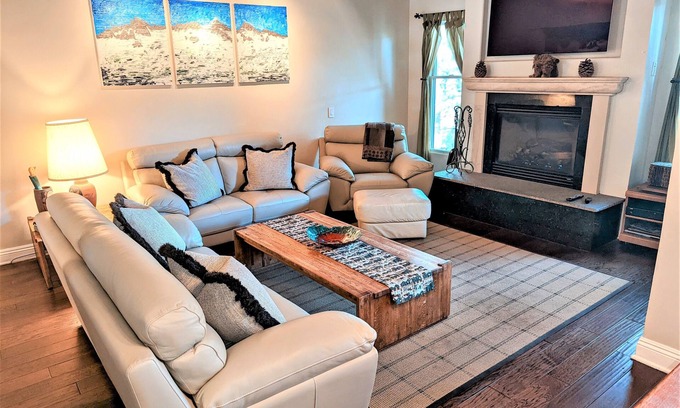 Mammoth Lakes Condo | Val D' Isere-Beautiful! - Ski In/Out! Condo.