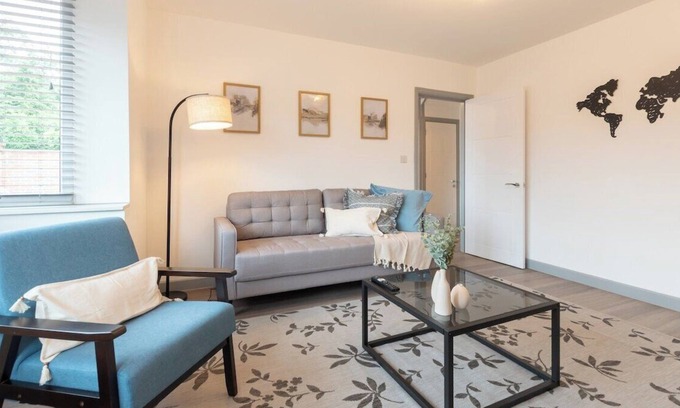Woodley House | Valarie - 3 Bedroom house with Parking