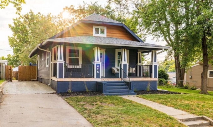 West Des Moines House | Valley Junction Gem W/Games and Outdoor space