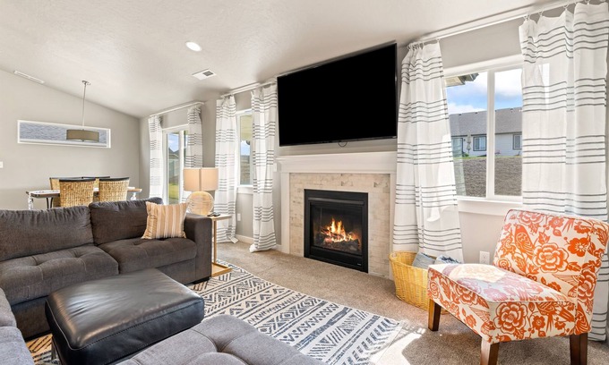 Caldwell House | Valley View Caldwell Home | Hot Tub | Sauna |