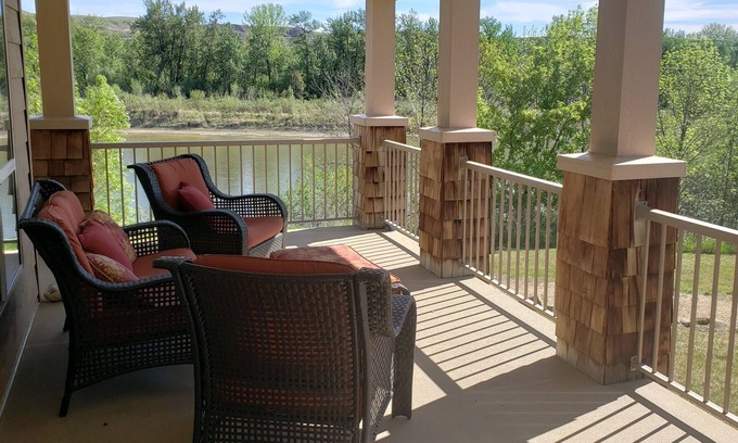 Drumheller Cottage | Valley Vistas - cozy home on the Red Deer River