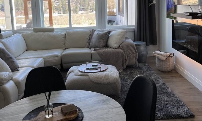 Central Okanagan House | Valleyview 2 Bedroom with Hot Tub and Games Room