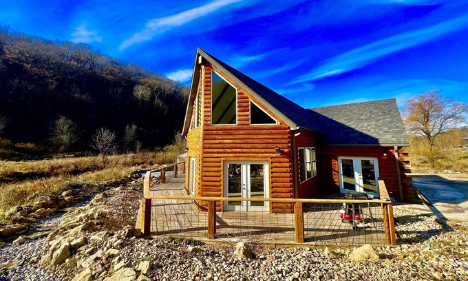 Lansing Cabin | ValleyView Lodge… 4 bedroom Log Cabin w/ Hot Tub & Swimming Pond