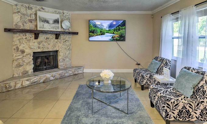 Valrico House | Valrico Home w/ Pool ~ 16 Mi to Downtown Tampa!