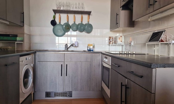 North Woolwich Apartment | Van Gogh flat with River Views Gallions Reach