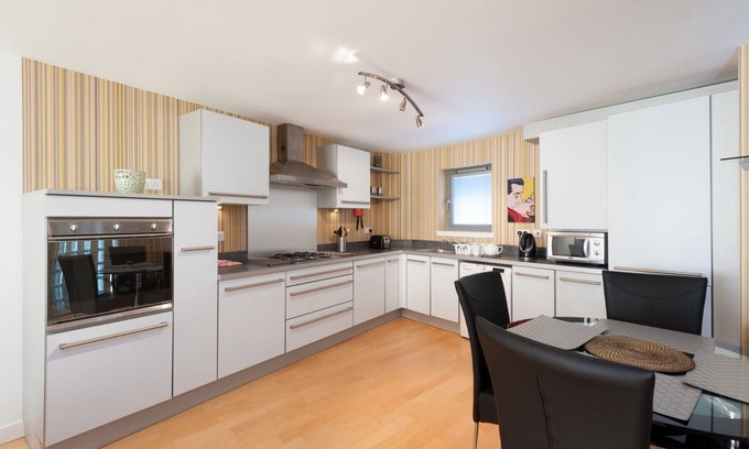 City Centre Glasgow Apartment | Vantage Apartments - Clyde Street, River view with balcony