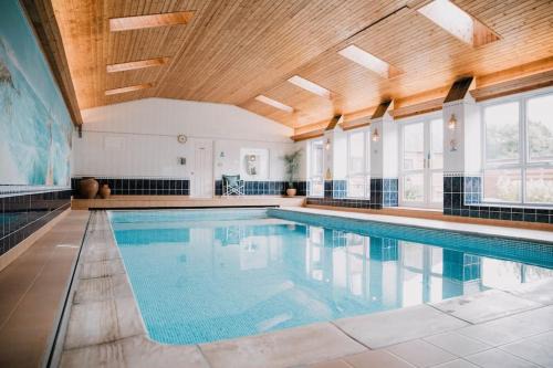 Kington House | Vast, Elegant Home with Indoor Pool & Sauna near Popular Golf Course
