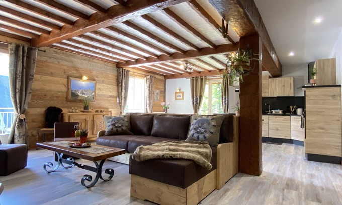 Cauterets Apartment | Vaste T4 115m2. Balcon. Vue. Suite. Jardin et jeux