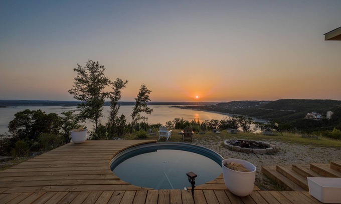 Comanche Canyon Ranch House | Vaycayeur | Breathtaking sunset views over Lake Travis