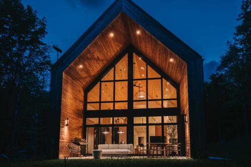 Val-des-Lacs Ski Chalet | VDL Rock Haus