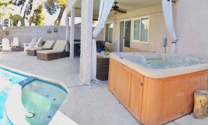 Paradise House | Vegas House 5 miles to strip 6bedroom 2.5bath Seasonal Pool and HotTub Parking