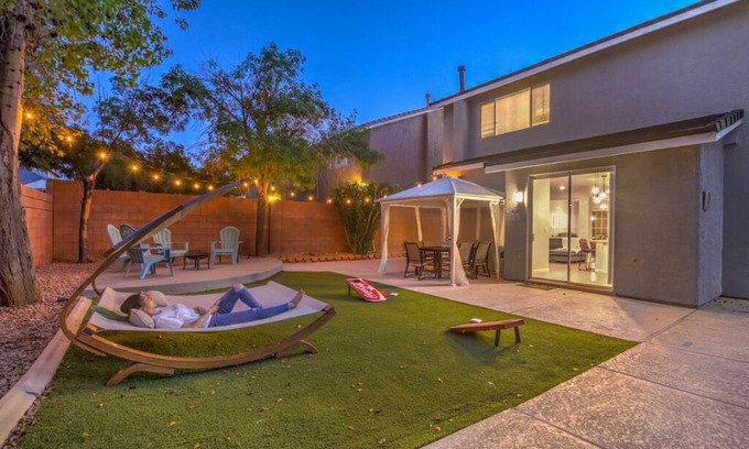 Henderson House | ☀♛Vegas Oasis ~ 5★ Location ~ Family/Biz❤️
