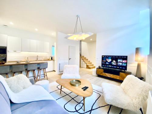Sens Apartment | Velvet - By BEST KEYS - Maison Duplex Élégante - Plein Centre Ville - Déco Minimaliste & Cosy - Literie Haut de Gamme - 2 chambres séparées - Lit Queen Size & 1 canapé convertible - Smart TV - Machine à Café Nespresso - WiFi Fibre - Check-in Autonome