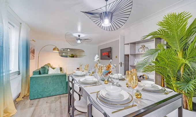 Goresbrook Apartment | Velvet Escape: A Stylish 2-Bedroom London Getaway