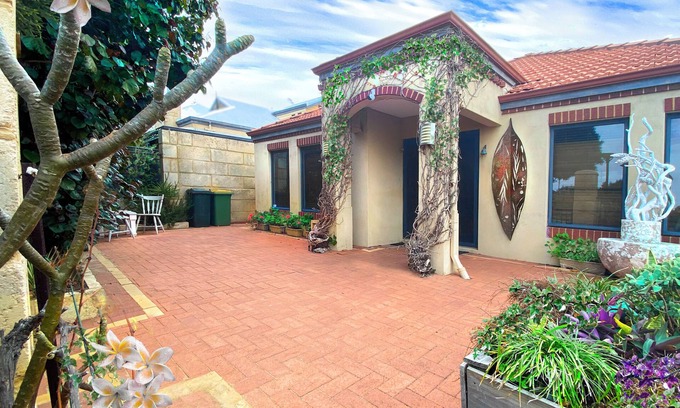Wannanup Apartment | Venice on the beach