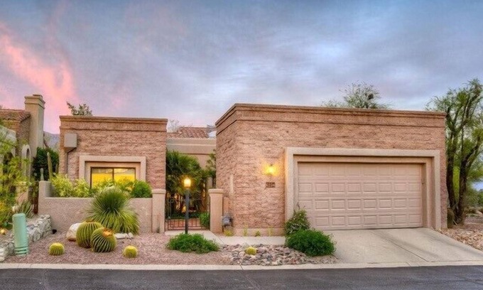 Ventana Canyon Estates House | Ventana Canyon Golf Course at your fingertips from this stunning private home