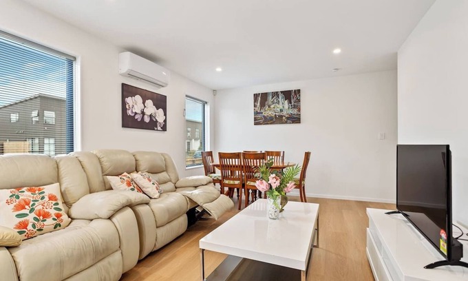 Auckland House | Ventura Delight Townhouse with Parking and Patio