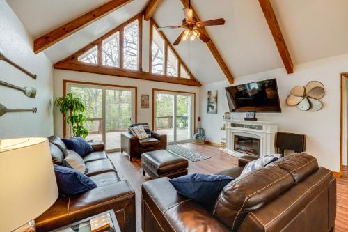 Pottsboro House | Versatile Home with Deck and Grill, 1 Mi to Lake!