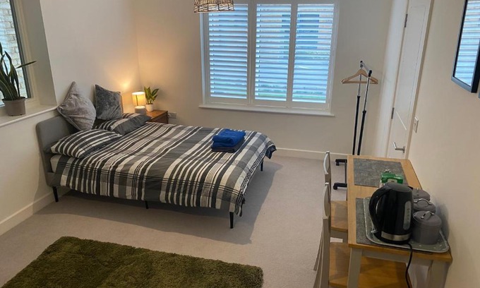 Newhaven House | Very Large Double Room with Corner Sofa, Sky TV, Netflix etc, Fridge and Microwave