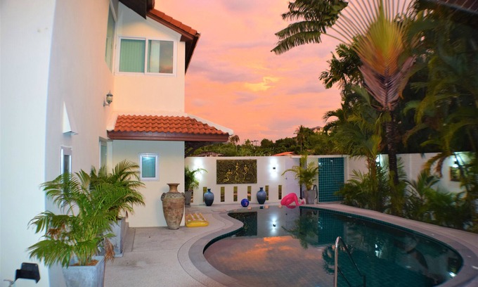 Rawai Villa | Very large Villa suitable for a large group up to 10 people or even 2 families