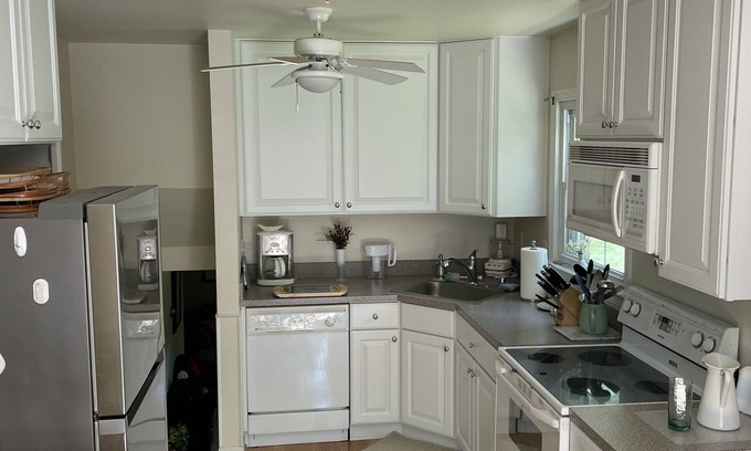 Edgewater House | Very nice house on quiet lot, dead end street. Kid friendly neighborhood.