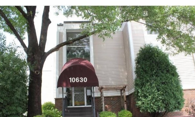 Plymouth Condo | Very nice one bedroom+ condo in great location.