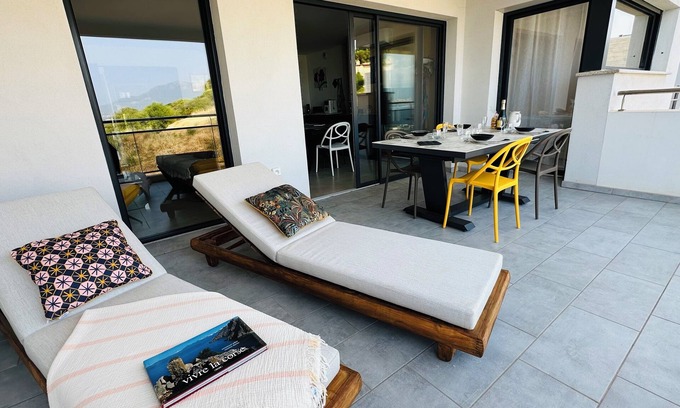 Le Ricanto Apartment | Very nice sea-view apartment with covered terrace and private parking.