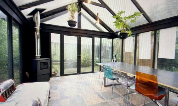 Ryde House | Very private 5-6 bedroom house with Annex and hot tub.
