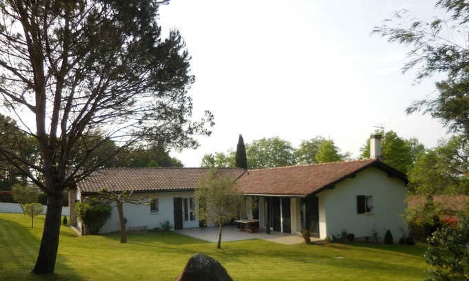 Ascain House | Very quiet family house with garden, near the center and at the foot of the Rhune