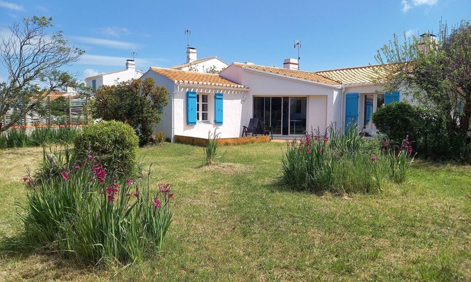 Noirmoutier-en-l'Ile House | Very quiet location, 5 minutes from the beach/10 minutes from shops by bike, large garden with castle view/Wifi.
