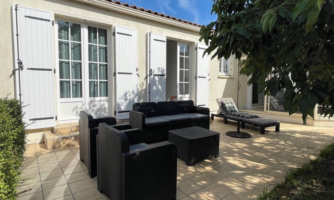 Villedoux House | Very quiet house with garden