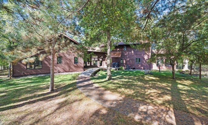 Spooner Cabin | Very spacious lakefront 4-bedroom cabin with AC and WiFi in charming Spooner