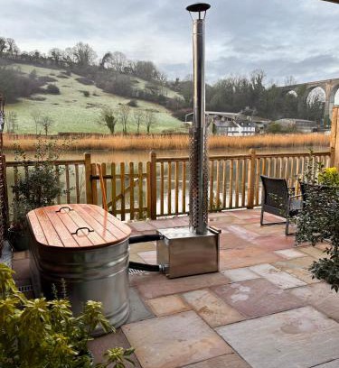 Calstock Apartment | Viaduct River View & Outdoor Bath - Couples Retreat