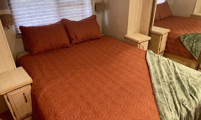 Mountain View House | Vibe'n in the View within walking distance from the square and Pickin' Park.