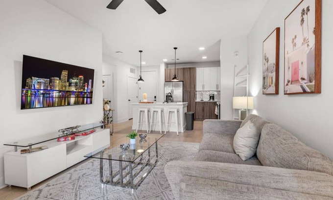 Ruskin Apartment | Vibrant 1-Bedroom Paradise: Pool & Gym Bliss